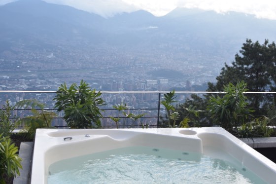 Jacuzzi con panorama de 180 grados del valle de Medellín
