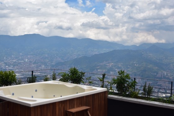 Jacuzzi en terraza con panorama de Medellín