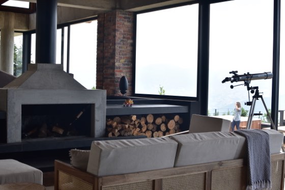 Gran salón con chimenea monumental y sofá de cannage