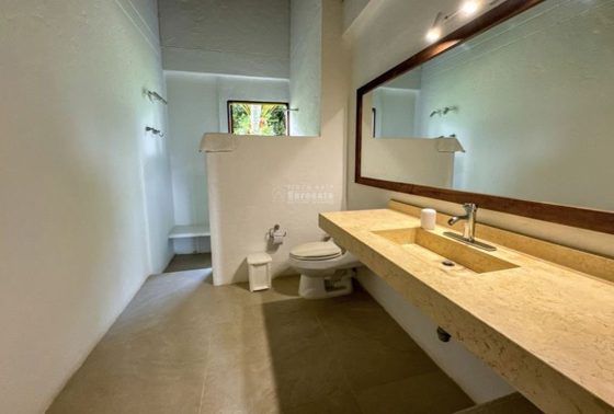 Salle de bain de la Villa Las Guacamayas aux finitions en pierre