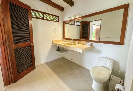 Salle de bain de la Villa Las Guacamayas aux finitions en pierre