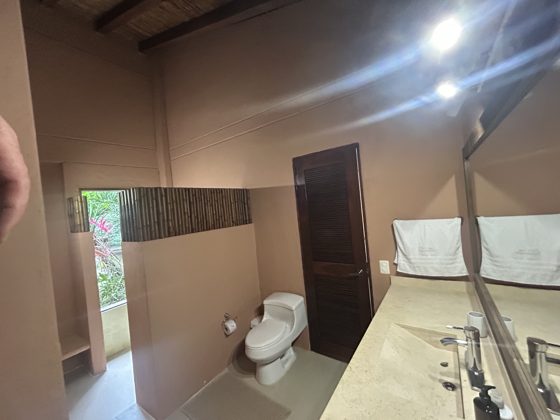 Salle de bain de la Villa Las Guacamayas aux finitions en pierre