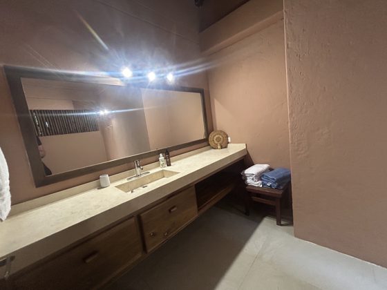 Salle de bain de la Villa Las Guacamayas aux finitions en pierre