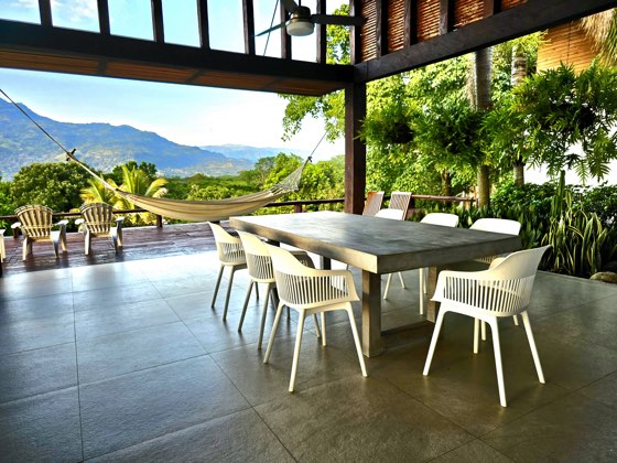 Comedor exterior con hamaca y panorama montañoso