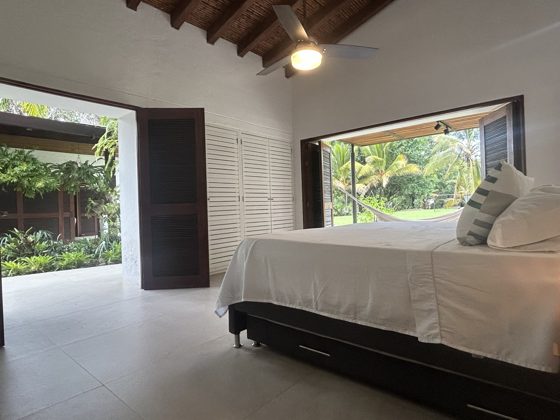 Chambre de la Villa Las Guacamayas ouverte sur le jardin et les montagnes