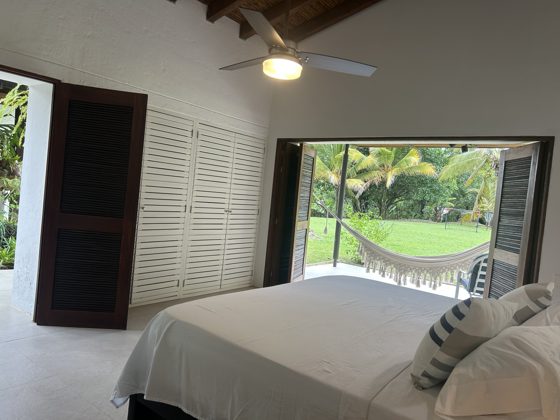 Chambre de la Villa Las Guacamayas ouverte sur le jardin et les montagnes