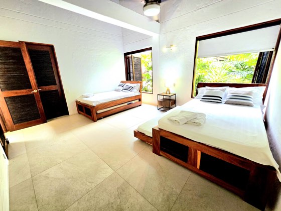 Habitación familiar con cama queen y cama nido