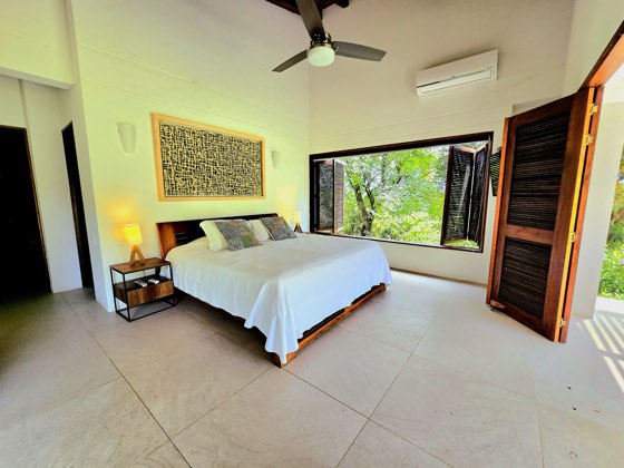 Habitación principal luminosa con ventana al jardín