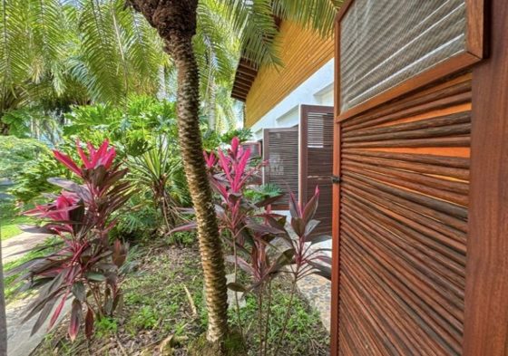 Jardin tropical et environnement naturel de la Villa Las Guacamayas