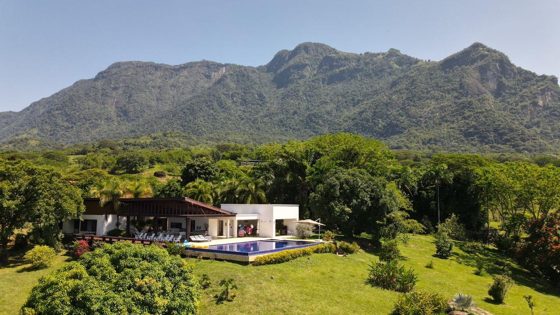Vue panoramique sur les montagnes depuis la Villa Las Guacamayas