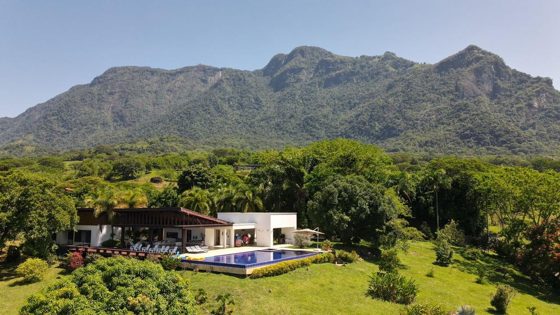 Vue panoramique sur les montagnes depuis la Villa Las Guacamayas