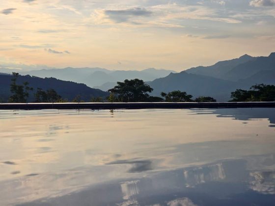Piscine à débordement de la Villa Las Guacamayas avec vue sur la cordillère, Puente Iglesias