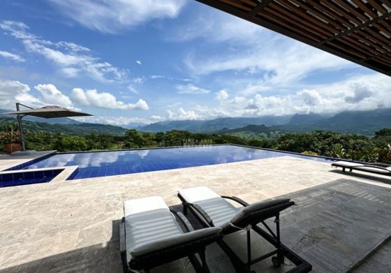 Piscine à débordement de la Villa Las Guacamayas avec vue sur la cordillère, Puente Iglesias
