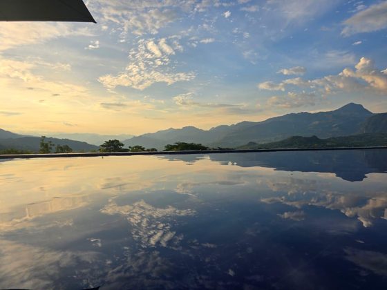 Piscine à débordement de la Villa Las Guacamayas avec vue sur la cordillère, Puente Iglesias