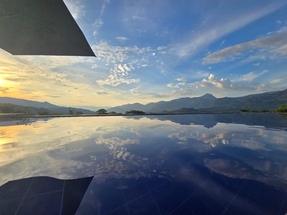 Piscine à débordement de la Villa Las Guacamayas avec vue sur la cordillère, Puente Iglesias