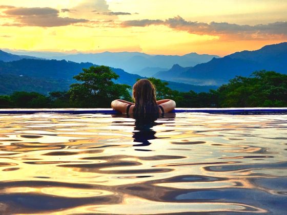 Piscine à débordement de la Villa Las Guacamayas avec vue sur la cordillère, Puente Iglesias