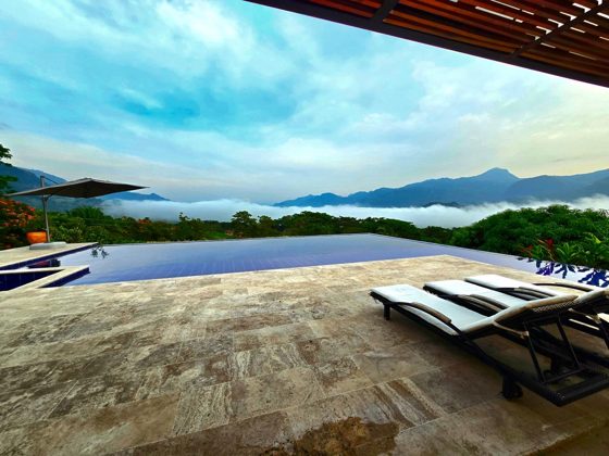 Piscine à débordement de la Villa Las Guacamayas avec vue sur la cordillère, Puente Iglesias