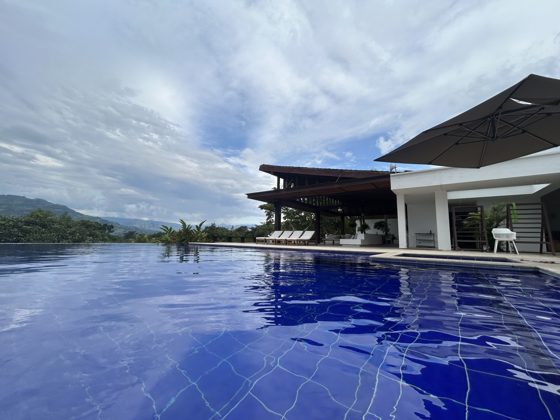 Piscine à débordement de la Villa Las Guacamayas avec vue sur la cordillère, Puente Iglesias