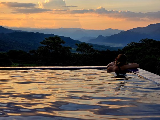 Vista de la cordillera desde el borde de la piscina al crepúsculo