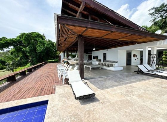 Terrasse extérieure couverte avec vue sur la vallée à la Villa Las Guacamayas