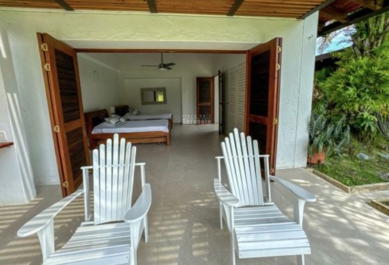 Terrasse extérieure couverte avec vue sur la vallée à la Villa Las Guacamayas