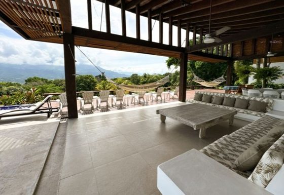 Terrasse extérieure couverte avec vue sur la vallée à la Villa Las Guacamayas