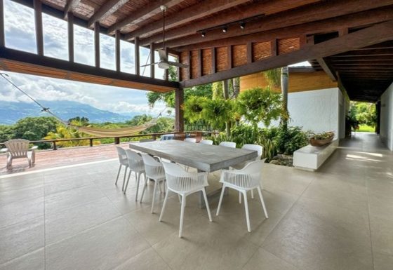 Terrasse extérieure couverte avec vue sur la vallée à la Villa Las Guacamayas