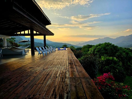 Terrasse extérieure couverte avec vue sur la vallée à la Villa Las Guacamayas
