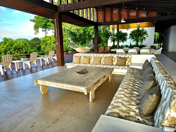 Terrasse extérieure couverte avec vue sur la vallée à la Villa Las Guacamayas