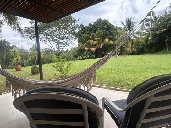 Terrasse extérieure couverte avec vue sur la vallée à la Villa Las Guacamayas
