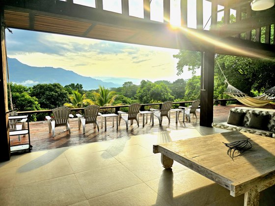 Terraza cubierta con vista a las montañas al amanecer