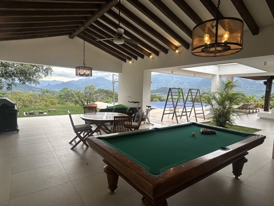 Espace jeux de la Villa Las Guacamayas : billard, ping-pong et barbecue