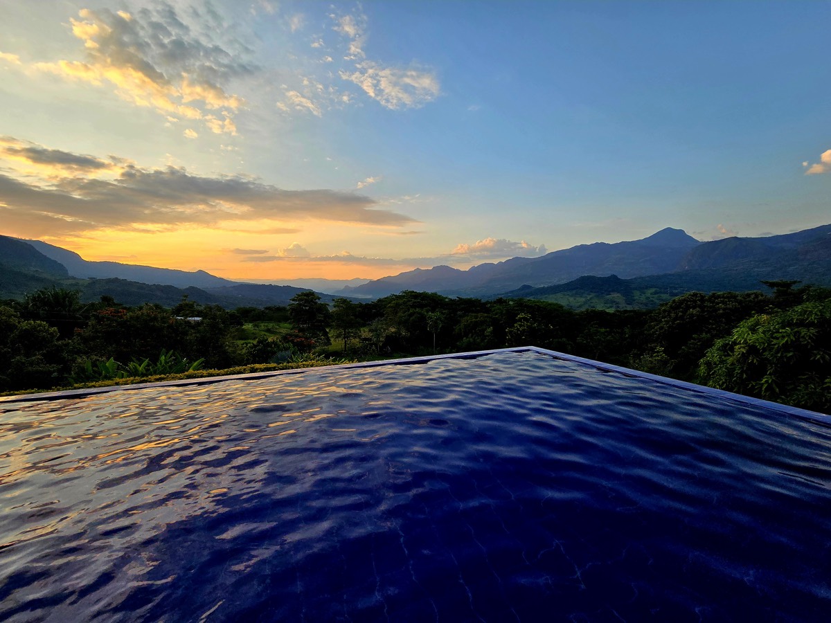 Piscina infinita con vista a las montañas en Villa Las Guacamayas, Puente Iglesias